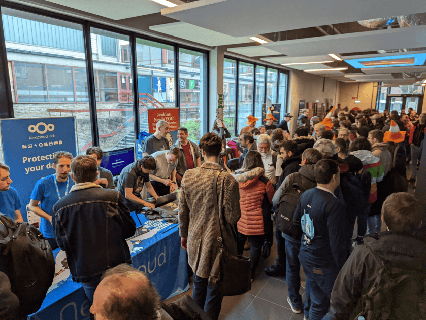 Full crowd shot of FOSDEM and Jenkins.